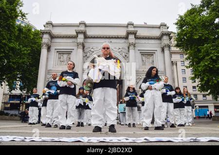 London, England, Großbritannien. 5.. Juni 2022. Tierrechtler versammelten sich in Marble Arch, um den Nationalen Tag der Tierrechte zu feiern, der an die Milliarden von Tieren erinnert, die jedes Jahr von Menschen ausgebeutet, missbraucht und getötet werden, und die Öffentlichkeit über die Schrecken aufzuklären, die Tiere durchmachen, und pflanzliche, grausame Alternativen aufzuzeigen. Einige Aktivisten hielten echte Tiere, darunter Vögel, ein Eichhörnchen, einen Igel, Ratten und Füchse, Die an natürlichen Ursachen gestorben sind. (Bild: © Vuk Valcic/ZUMA Press Wire) Stockfoto