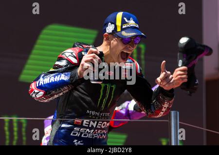 Circuito de Catalunya, Montmelo, Barcelona, Spanien: 5.. Juni 2022; Gran Premio Monster Energy de Catalunya, MotoGP von Spanien, Renntag: Siegerehrung, Fabio Quartararo von Frankreich (20) Monster Energy Yamaha MotoGP feiert seinen Sieg Stockfoto