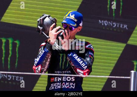 Circuito de Catalunya, Montmelo, Barcelona, Spanien: 5.. Juni 2022; Gran Premio Monster Energy de Catalunya, MotoGP von Spanien, Renntag: Siegerehrung, Fabio Quartararo von Frankreich (20) Monster Energy Yamaha MotoGP feiert seinen Sieg Stockfoto