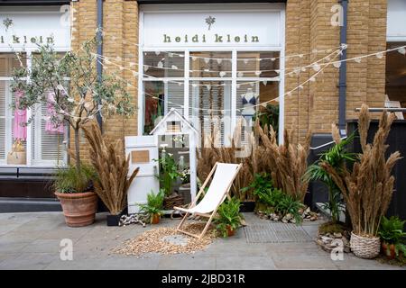 London, 26. Mai 2022: Die Straßen von Chelsea werden für den jährlichen Wettbewerb Chelsea in Bloom mit Blumenmotiven dekodiert Stockfoto