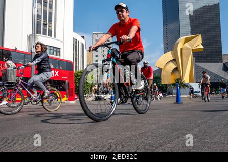 Mexiko-Stadt, 20. 2019. Januar: Die wöchentliche Fahrradtour am Sonntag auf dem Paseo de la Reforma in Mexiko-Stadt, wo sich eine der Hauptverkehrsstraßen der Stadt in der Nähe befindet Stockfoto