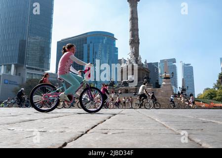 Mexiko-Stadt, 20. 2019. Januar: Die wöchentliche Fahrradtour am Sonntag auf dem Paseo de la Reforma in Mexiko-Stadt, wo sich eine der Hauptverkehrsstraßen der Stadt in der Nähe befindet Stockfoto