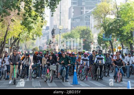 Mexiko-Stadt, 20. 2019. Januar: Die wöchentliche Fahrradtour am Sonntag auf dem Paseo de la Reforma in Mexiko-Stadt, wo sich eine der Hauptverkehrsstraßen der Stadt in der Nähe befindet Stockfoto