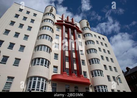 Blick auf HE Beresford, ein Gebäude im Art déco-/Streamline-Stil, in der Sauchiehall Street, Glasgow, Schottland. Stockfoto