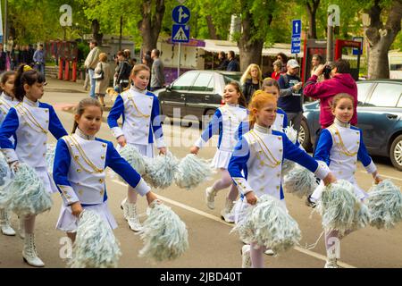 Junge Cheerleader auf der Straßenparade.Foto aufgenommen am 1.. Mai 2014 während der Abschlussprozession der Tall Ships Regatta in Varna, Bulgarien Stockfoto