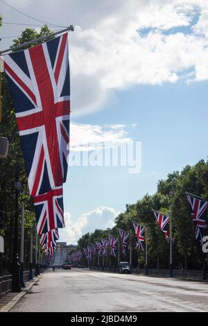 Buckingham Palace Union Jack Flags, Queen's Platinum Jubilee, British Flag, The Mall, London Landmarks, Großbritannien, Lizenzgebühren, Jubilee Party Stockfoto