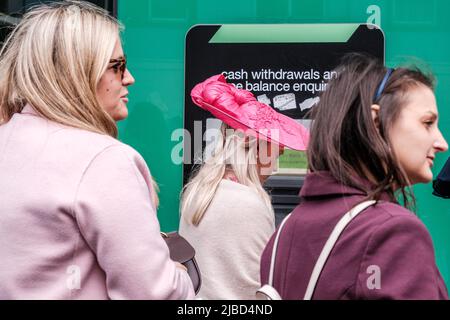 Epsom Surrey, London, Großbritannien, 04 2022. Juni, drei Frauen in Warteschleife am Geldautomaten Stockfoto