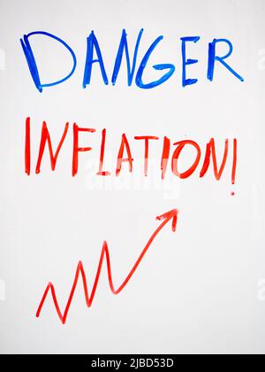 Probleme aufgrund der weltweit steigenden Inflation. Krisenkonzept Stockfoto