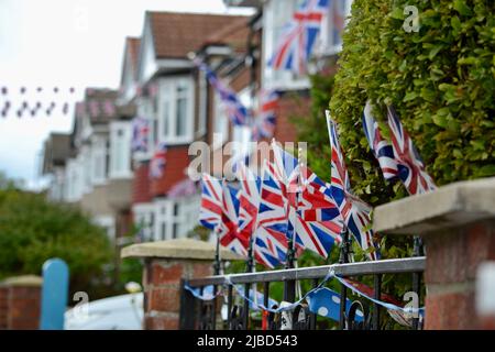 Stockton-on-Tees, Großbritannien. 05 Juni 2022. Die Bewohner der Waltham Avenue, Fairfield, veranstalteten eine Straßenparty zur Feier des Platinum Jubilee of her Majesty Queen Elizabeth II., was die rekordbrechende 70-jährige Regierungszeit von her Majesty markierte. Quelle: Teesside Snapper/Alamy Live News Stockfoto