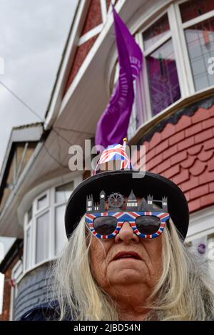 Stockton-on-Tees, Großbritannien. 05 Juni 2022. Die Bewohner der Waltham Avenue, Fairfield, veranstalteten eine Straßenparty zur Feier des Platinum Jubilee of her Majesty Queen Elizabeth II., was die rekordbrechende 70-jährige Regierungszeit von her Majesty markierte. Quelle: Teesside Snapper/Alamy Live News Stockfoto