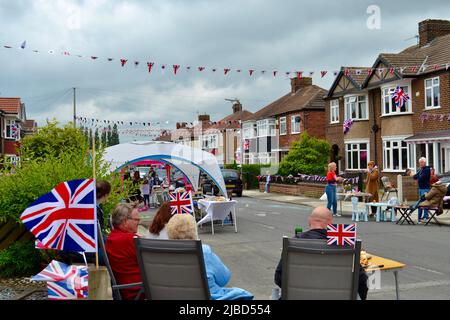 Stockton-on-Tees, Großbritannien. 05 Juni 2022. Die Bewohner der Waltham Avenue, Fairfield, veranstalteten eine Straßenparty zur Feier des Platinum Jubilee of her Majesty Queen Elizabeth II., was die rekordbrechende 70-jährige Regierungszeit von her Majesty markierte. Quelle: Teesside Snapper/Alamy Live News Stockfoto