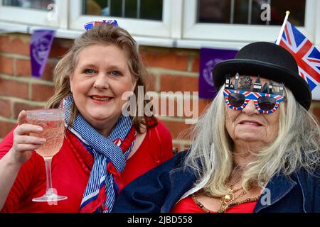 Stockton-on-Tees, Großbritannien. 05 Juni 2022. Die Bewohner der Waltham Avenue, Fairfield, veranstalteten eine Straßenparty zur Feier des Platinum Jubilee of her Majesty Queen Elizabeth II., was die rekordbrechende 70-jährige Regierungszeit von her Majesty markierte. Quelle: Teesside Snapper/Alamy Live News Stockfoto