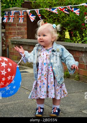 Stockton-on-Tees, Großbritannien. 05 Juni 2022. Lyra Varley, 1 Jahre alt, genoss die Gelegenheit als Bewohner der Waltham Avenue veranstaltete Fairfield eine Straßenparty, um das Platin-Jubiläum Ihrer Majestät Königin Elizabeth II. Zu feiern und damit die rekordverdächtige 70-jährige Regierungszeit Ihrer Majestät zu feiern. Quelle: Teesside Snapper/Alamy Live News Stockfoto