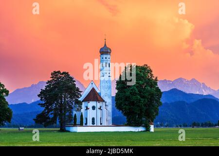 Schwangau, Deutschland. Blick auf die Kirche St. Coloman, Bayern bei Sonnenuntergang. Stockfoto