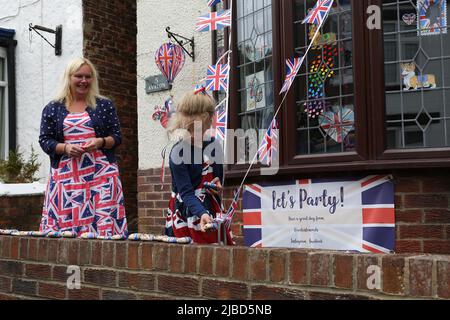 County Durham, England. 05-06-2022. Wolviston Village Queen Elizabeth Platinum Jubilee Picknick Best dekoriertes Haus im Dorf, 05-06-2022. (Bild von Harry Cook | MI News) Credit: MI News & Sport /Alamy Live News Stockfoto