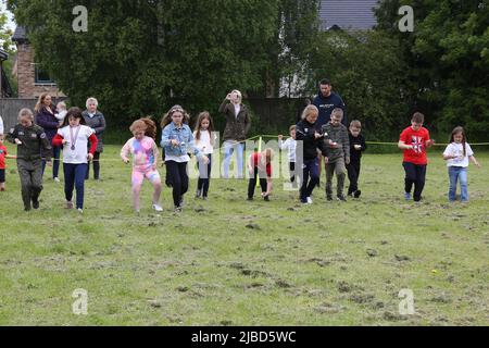 County Durham, England. 05-06-2022. Wolviston Village Queen Elizabeth Platinum Jubilee, Ei- und Löffelrennen für die Kinder, 05-06-2022. (Bild von Harry Cook | MI News) Credit: MI News & Sport /Alamy Live News Stockfoto