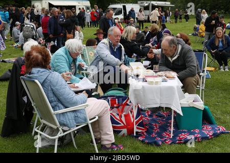 County Durham, England. 05-06-2022. Wolviston Village Queen Elizabeth Platinum Jubilee Picknick die Menschen im Wolviston Village genießen den Tag, 05-06-2022. (Bild von Harry Cook | MI News) Credit: MI News & Sport /Alamy Live News Stockfoto