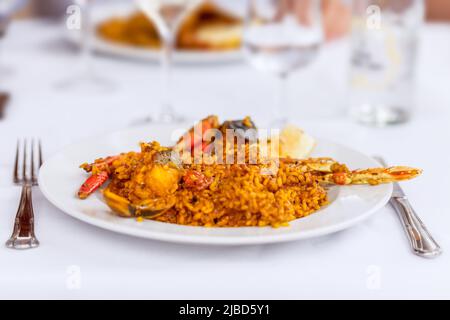 Gericht mit traditioneller spanischer Paella mit Meeresfrüchten, Muscheln, Kaisergranat und Fisch (selektiver Fokus) Stockfoto