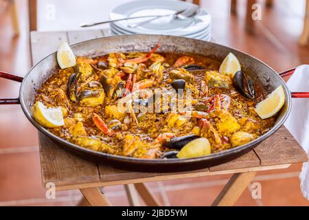 Traditionelle spanische Paella mit Meeresfrüchten in traditioneller Pfanne mit Muscheln, Langusten und Fisch Stockfoto