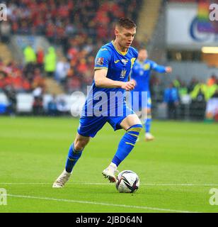 Cardiff City Stadium, Cardiff, Großbritannien. 5.. Juni 2022. WM 2022 Qualifikation Wales gegen Ukraine; Viktor Tsygankov von der Ukraine steuert den Ball Kredit: Action Plus Sports/Alamy Live News Stockfoto