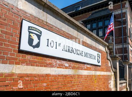 Bastogne, Belgien - 4. Juni 2022: Nahaufnahme des 101. Airborne Museums im hsitorischen Stadtzentrum von Bastogne Stockfoto