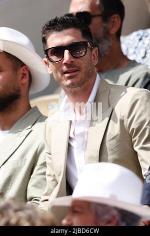 Paris, Frankreich. 05.. Juni 2022. Tennis: Grand Slam/ATP Tour - French Open, Männer-Einzel, Finale, Nadal (Spanien) - Ruud (Norwegen). Fußballspieler Robert Lewandowski sitzt auf der Tribüne. Quelle: Frank Molter/dpa/Alamy Live News Stockfoto