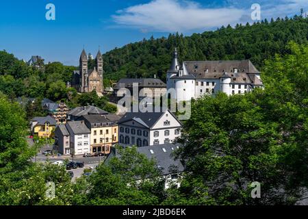 Clervaux, Luxemburg - 4. Juni 2022: Blick auf das malerische und historische Stadtzentrum von Clervaux mit Schloss und Kirche im Norden Luxemburgs Stockfoto