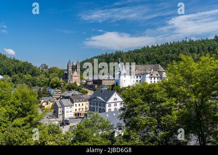 Clervaux, Luxemburg - 4. Juni 2022: Blick auf das malerische und historische Stadtzentrum von Clervaux mit Schloss und Kirche im Norden Luxemburgs Stockfoto