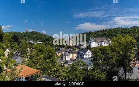 Clervaux, Luxemburg - 4. Juni 2022: Blick auf das malerische und historische Stadtzentrum von Clervaux mit Schloss und Kirche im Norden Luxemburgs Stockfoto