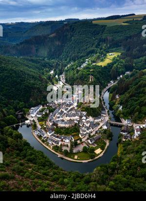 Esch-sur-Sure, Luxemburg - 4. Juni 2022: Drohnenansicht des malerischen Dorfes Esch-sur-Sure an der Sauer im Norden Luxemburgs Stockfoto