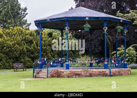 Bunting und Dekorationen in Bicester, Oxfordshire für das Queens Platinum Jubilee. Stockfoto