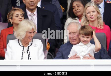 Die Herzogin von Cornwall, Prinz Louis und der Prinz von Wales während der Platinum Jubilee Pageant vor dem Buckingham Palace, London, am vierten Tag der Platinum Jubilee Feiern. Bilddatum: Sonntag, 5. Juni 2022. Stockfoto