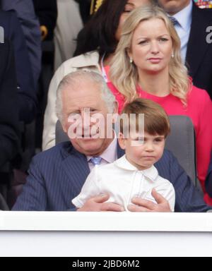 Prinz Louis sitzt auf seinem Großvater, dem Prince of Wales, auf der Runde während des Platinum Jubilee Pageant vor dem Buckingham Palace, London, am vierten Tag der Platinum Jubilee Feiern. Bilddatum: Sonntag, 5. Juni 2022. Stockfoto