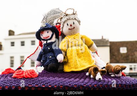 Gestrickte Briefkastenauflagen in Bicester, Oxfordshire für das Queens Platinum Jubilee. Stockfoto