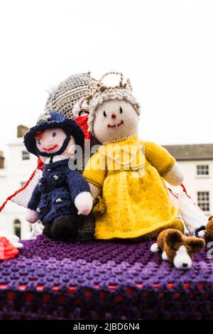 Gestrickte Briefkastenauflagen in Bicester, Oxfordshire für das Queens Platinum Jubilee. Stockfoto