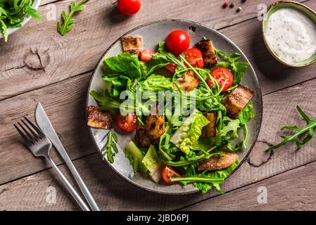 BLT Salat mit Speck, Salat, Tomaten. Klassischer amerikanischer Bacon blt-Salat zum Mittagessen. Stockfoto