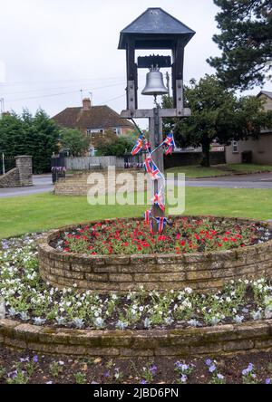 Bunting und Dekorationen in Bicester, Oxfordshire für das Queens Platinum Jubilee. Stockfoto