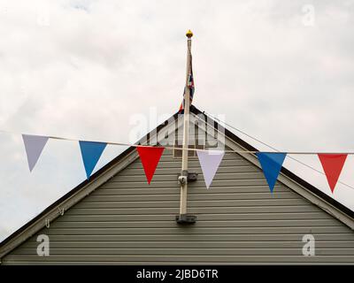 Eine Dorfhalle in Oxfordshire, die mit einer Verpaunung für die Queens Platinum Jubilee-Feierlichkeiten dekoriert ist Stockfoto