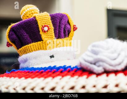 Gestrickte Briefkastenauflagen in Bicester, Oxfordshire für das Queens Platinum Jubilee. Stockfoto