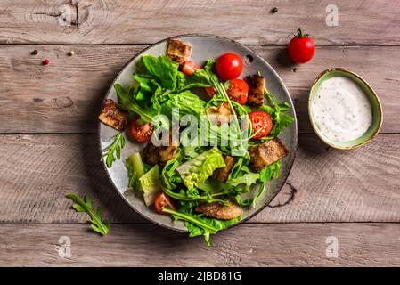 BLT Salat mit Speck, Salat, Tomaten. Klassischer amerikanischer Bacon blt-Salat zum Mittagessen. Stockfoto