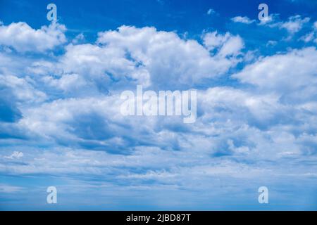 Blauer Himmel und Wolken, Tageslicht natürlicher Hintergrund. Flauschige Cumuluswolke, weiße und graue Farbe von Cloudscape. Flauschige Cumulus Wolken auf blauem Himmel Hintergrund Stockfoto