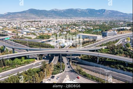 Autobahnkreuz Attiki Odos mit nationaler Autobahn in Attica, Athen, Griechenland. Luftdrohnenansicht der mehrstufigen Kreuzung Autobahn Stockfoto