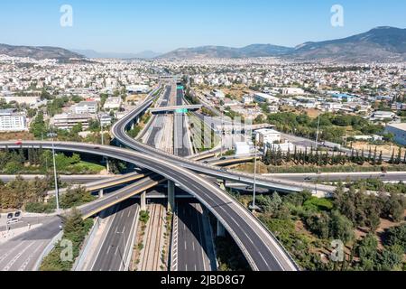 Autobahnkreuz Attiki Odos mit nationaler Autobahn in Attica, Athen, Griechenland. Luftdrohnenansicht der mehrstufigen Kreuzung Autobahn Stockfoto
