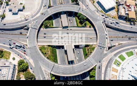 Autobahnkreuz Attiki Odos mit der Kifisias Avenue in Marousi Attica, Athen, Griechenland. Luftdrohnenansicht der mehrstufigen Kreuzung Ringstraße Stockfoto