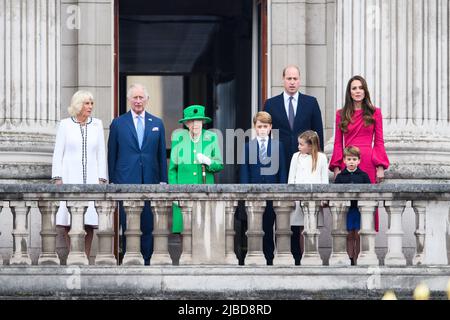 REDAKTIONELLE VERWENDUNG NUR die Herzogin von Cornwall, der Prinz von Wales, Königin Elizabeth II, Prinz George, der Herzog von Cambridge, Prinzessin Charlotte, Prinz Louis, Und die Herzogin von Cambridge erscheint auf dem Balkon des Buckingham Palace am Ende der Platinum Jubilee Pageant, am vierten Tag der Platinum Jubilee Feiern, London. Bilddatum: Sonntag, 5. Juni 2022. Stockfoto