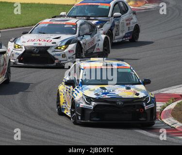 Oyama, Japan. 05.. Juni 2022. Das Wasserstoffmotorfahrzeug Toyota Corolla H2 Concept fährt während des „FUJI SUPER TEC 24 Hours Race“ in Oyama, Präfektur Shizuoka, Japan, am Sonntag, 5. Juni 2022, auf der Strecke. Foto von Keizo Mori/UPI Credit: UPI/Alamy Live News Stockfoto