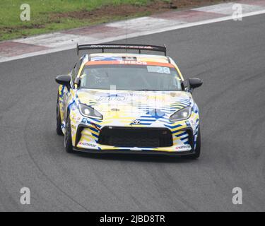 Oyama, Japan. 05.. Juni 2022. Das Biomasse-Brennstofffahrzeug TOYOTA GR86 CNF Concept fährt während des „FUJI SUPER TEC 24 Hours Race“ in Oyama, Präfektur Shizuoka, Japan, am Sonntag, 5. Juni 2022, auf Kurs. Foto von Keizo Mori/UPI Credit: UPI/Alamy Live News Stockfoto