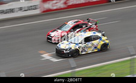 Oyama, Japan. 05.. Juni 2022. Das Wasserstoffmotorfahrzeug Toyota Corolla H2 Concept fährt während des „FUJI SUPER TEC 24 Hours Race“ in Oyama, Präfektur Shizuoka, Japan, am Sonntag, 5. Juni 2022, auf der Strecke. Foto von Keizo Mori/UPI Credit: UPI/Alamy Live News Stockfoto