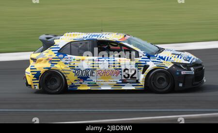 Oyama, Japan. 05.. Juni 2022. Das Wasserstoffmotorfahrzeug Toyota Corolla H2 Concept fährt während des „FUJI SUPER TEC 24 Hours Race“ in Oyama, Präfektur Shizuoka, Japan, am Sonntag, 5. Juni 2022, auf der Strecke. Foto von Keizo Mori/UPI Credit: UPI/Alamy Live News Stockfoto