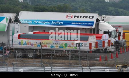 Oyama, Japan. 05.. Juni 2022. Mitarbeiter stehen am Sonntag, den 5. Juni 2022, beim „FUJI SUPER TEC 24 Hours Race“ in Oyama, Präfektur Shizuoka, Japan, zur Wasserstofffüllung bereit. Foto von Keizo Mori/UPI Credit: UPI/Alamy Live News Stockfoto